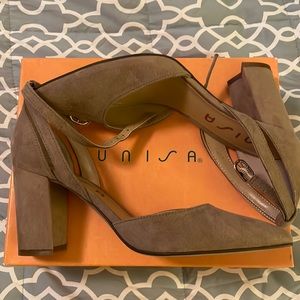 Brand New in box Unisa Taupe Pumps with ankle strap, Sz 8